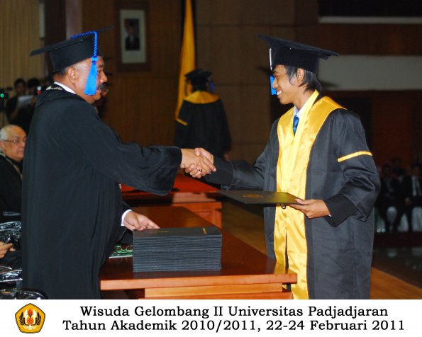 wisuda-fisip-s1-dan-d3-oleh-dekan-211