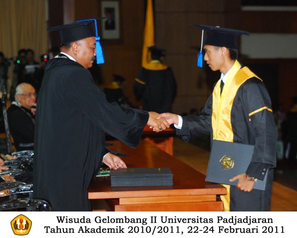 wisuda-fisip-s1-dan-d3-oleh-dekan-222