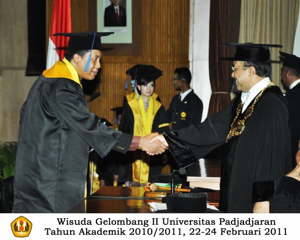 wisuda-fisip-s1-dan-d3-oleh-rektor-030