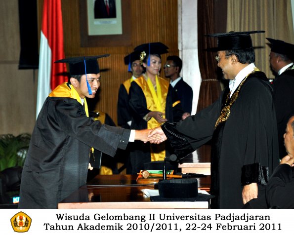 wisuda-fisip-s1-dan-d3-oleh-rektor-042