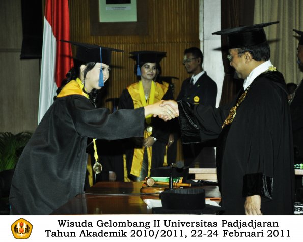 wisuda-fisip-s1-dan-d3-oleh-rektor-045