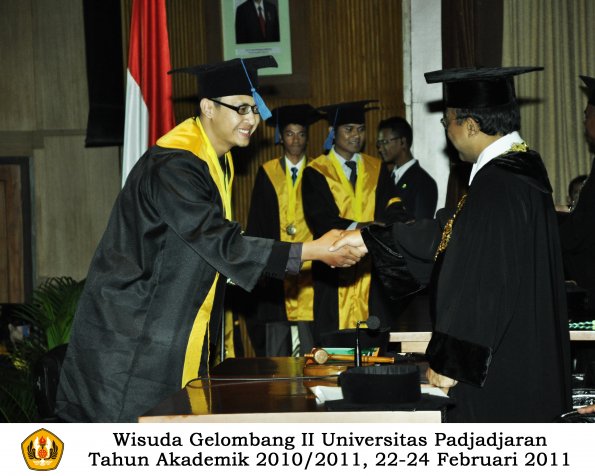 wisuda-fisip-s1-dan-d3-oleh-rektor-060