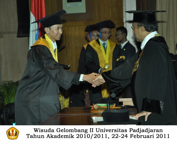 wisuda-fisip-s1-dan-d3-oleh-rektor-093