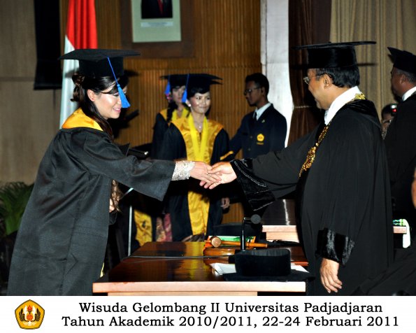 wisuda-fisip-s1-dan-d3-oleh-rektor-098