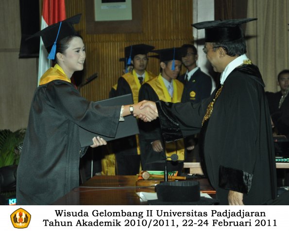 wisuda-fisip-s1-dan-d3-oleh-rektor-099