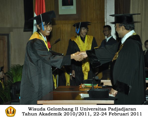 wisuda-fisip-s1-dan-d3-oleh-rektor-210