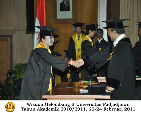 wisuda-fisip-s1-dan-d3-oleh-rektor-213