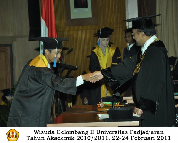 wisuda-fisip-s1-dan-d3-oleh-rektor-214