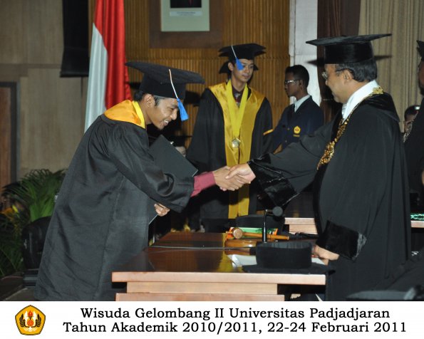 wisuda-fisip-s1-dan-d3-oleh-rektor-220