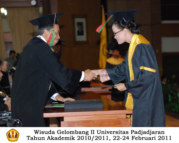 wisuda-ftip-s1-oleh-dekan-019