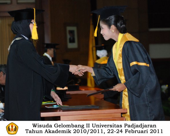 wisuda-fakultas-ekonomi-s2-profesi-s1-d3-oleh-dekan-087