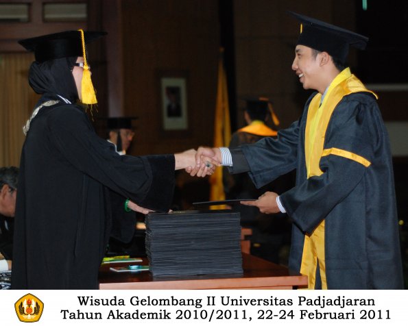 wisuda-fakultas-ekonomi-s2-profesi-s1-d3-oleh-dekan-099