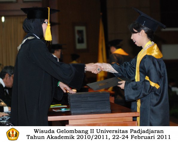 wisuda-fakultas-ekonomi-s2-profesi-s1-d3-oleh-dekan-107