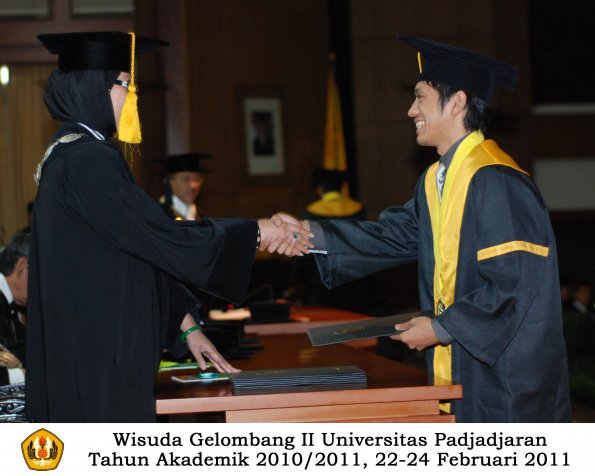 wisuda-fakultas-ekonomi-s2-profesi-s1-d3-oleh-dekan-140