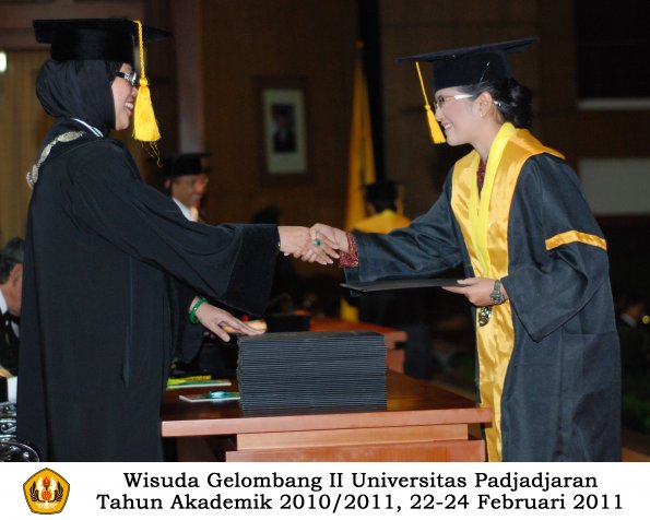 wisuda-fakultas-ekonomi-s2-profesi-s1-d3-oleh-dekan-145