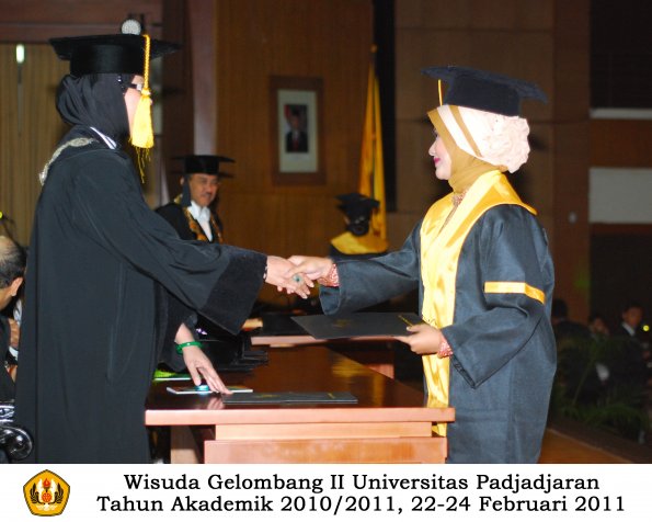 wisuda-fakultas-ekonomi-s2-profesi-s1-d3-oleh-dekan-166