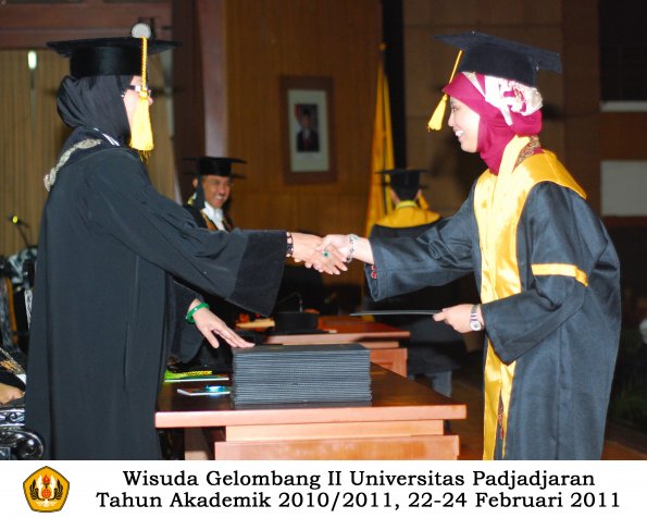 wisuda-fakultas-ekonomi-s2-profesi-s1-d3-oleh-dekan-182