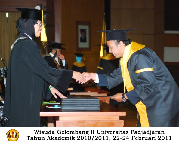 wisuda-fakultas-ekonomi-s2-profesi-s1-d3-oleh-dekan-194