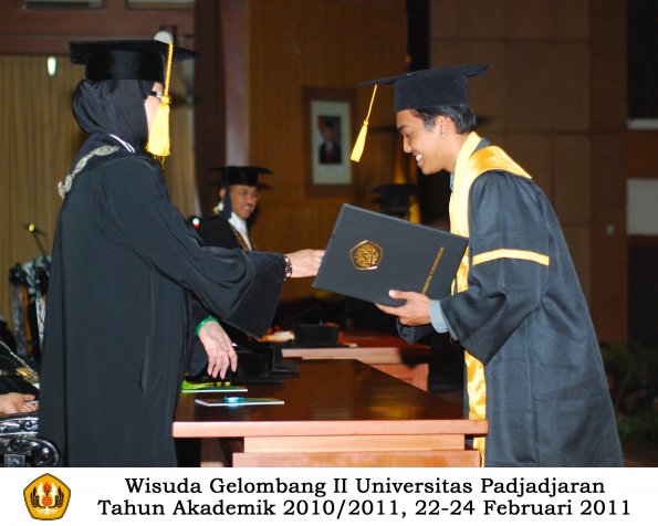 wisuda-fakultas-ekonomi-s2-profesi-s1-d3-oleh-dekan-214