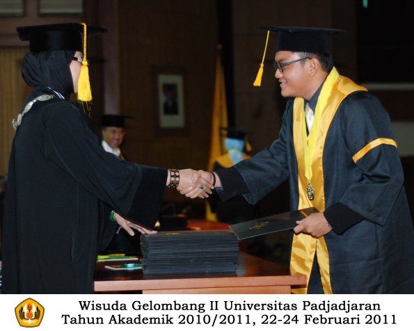 wisuda-fakultas-ekonomi-s2-profesi-s1-d3-oleh-dekan-243