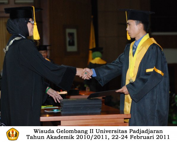 wisuda-fakultas-ekonomi-s2-profesi-s1-d3-oleh-dekan-253