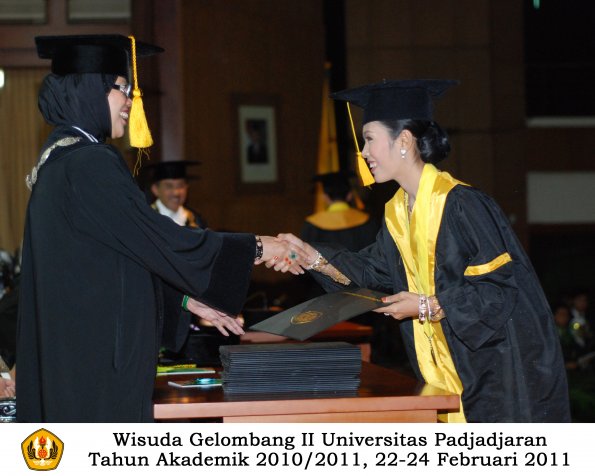 wisuda-fakultas-ekonomi-s2-profesi-s1-d3-oleh-dekan-255