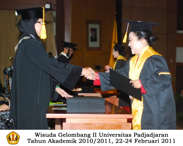 wisuda-fakultas-ekonomi-s2-profesi-s1-d3-oleh-dekan-295