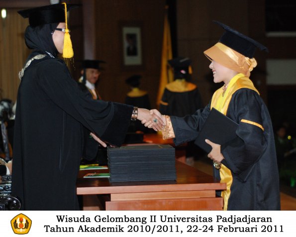 wisuda-fakultas-ekonomi-s2-profesi-s1-d3-oleh-dekan-296