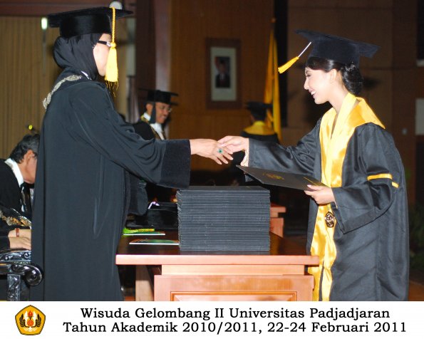 wisuda-fakultas-ekonomi-s2-profesi-s1-d3-oleh-dekan-371