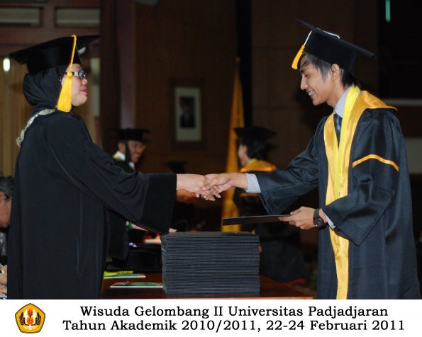 wisuda-fakultas-ekonomi-s2-profesi-s1-d3-oleh-dekan-382