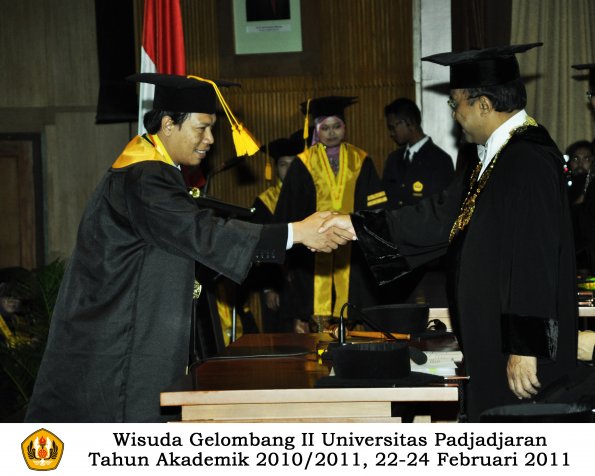 wisuda-fakultas-ekonomi-s2-profesi-s1-d3-oleh-rektor-010