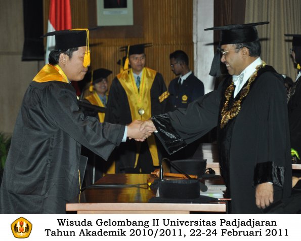 wisuda-fakultas-ekonomi-s2-profesi-s1-d3-oleh-rektor-013