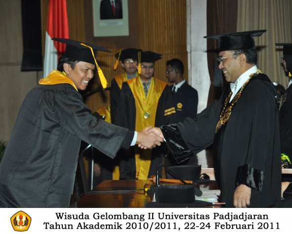 wisuda-fakultas-ekonomi-s2-profesi-s1-d3-oleh-rektor-015