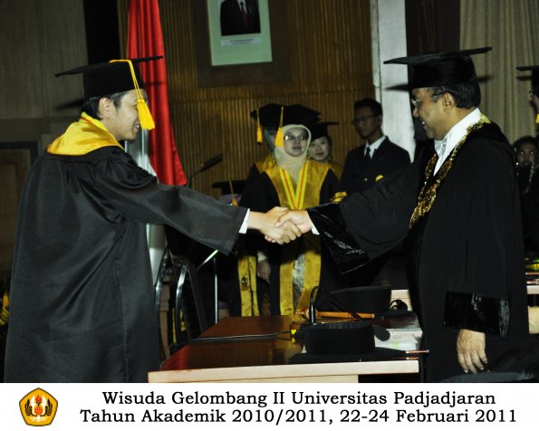 wisuda-fakultas-ekonomi-s2-profesi-s1-d3-oleh-rektor-016