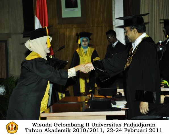 wisuda-fakultas-ekonomi-s2-profesi-s1-d3-oleh-rektor-018