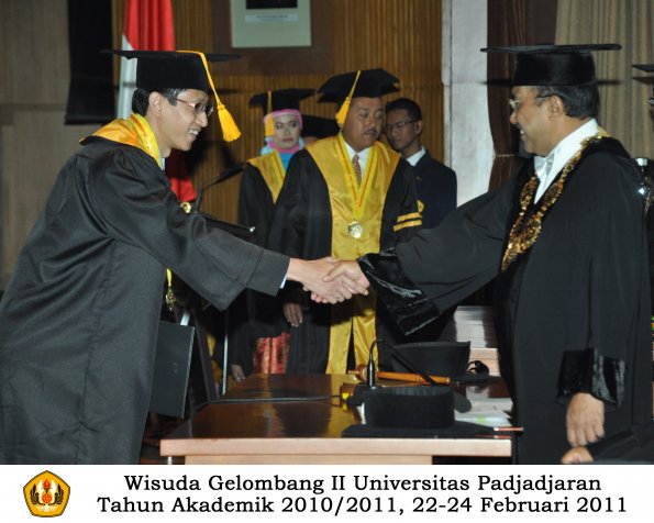 wisuda-fakultas-ekonomi-s2-profesi-s1-d3-oleh-rektor-025