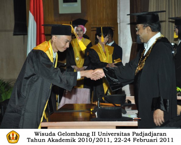 wisuda-fakultas-ekonomi-s2-profesi-s1-d3-oleh-rektor-031