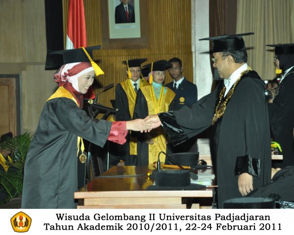 wisuda-fakultas-ekonomi-s2-profesi-s1-d3-oleh-rektor-032