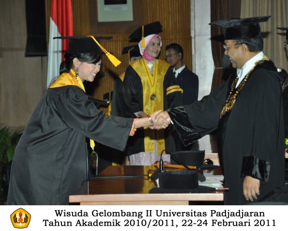 wisuda-fakultas-ekonomi-s2-profesi-s1-d3-oleh-rektor-033