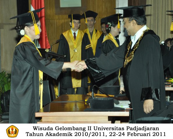 wisuda-fakultas-ekonomi-s2-profesi-s1-d3-oleh-rektor-056