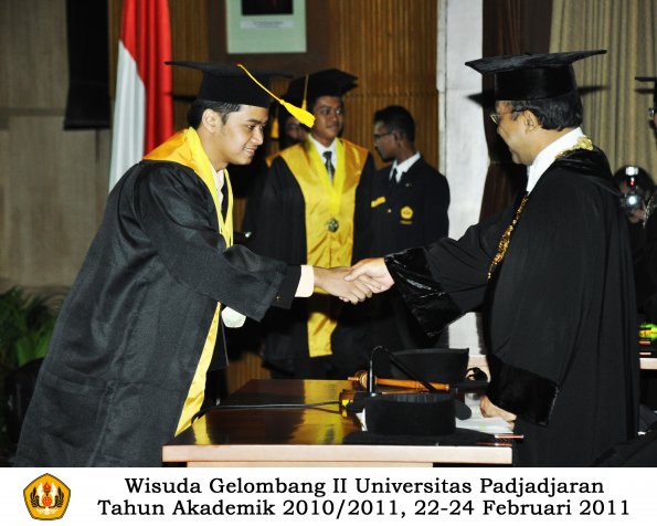 wisuda-fakultas-ekonomi-s2-profesi-s1-d3-oleh-rektor-065