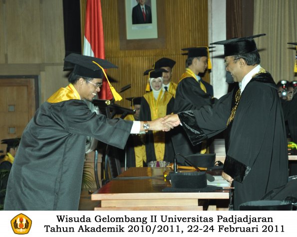 wisuda-fakultas-ekonomi-s2-profesi-s1-d3-oleh-rektor-074