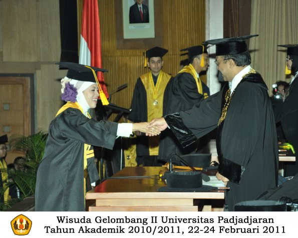 wisuda-fakultas-ekonomi-s2-profesi-s1-d3-oleh-rektor-078