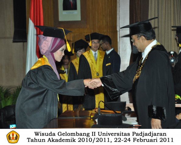 wisuda-fakultas-ekonomi-s2-profesi-s1-d3-oleh-rektor-083