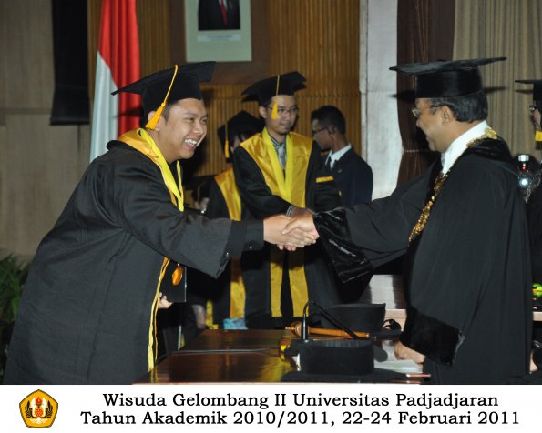 wisuda-fakultas-ekonomi-s2-profesi-s1-d3-oleh-rektor-091