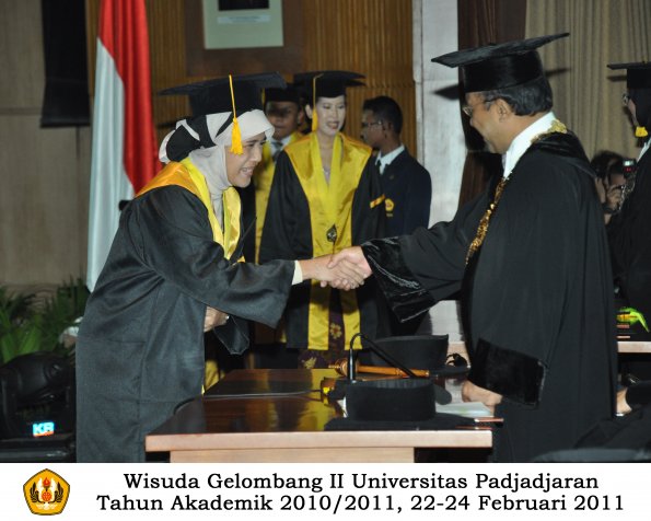 wisuda-fakultas-ekonomi-s2-profesi-s1-d3-oleh-rektor-097