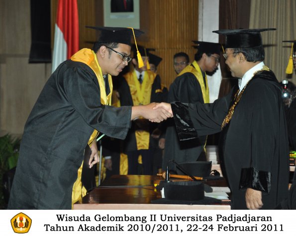 wisuda-fakultas-ekonomi-s2-profesi-s1-d3-oleh-rektor-101