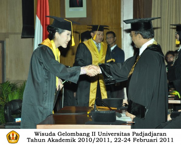 wisuda-fakultas-ekonomi-s2-profesi-s1-d3-oleh-rektor-102