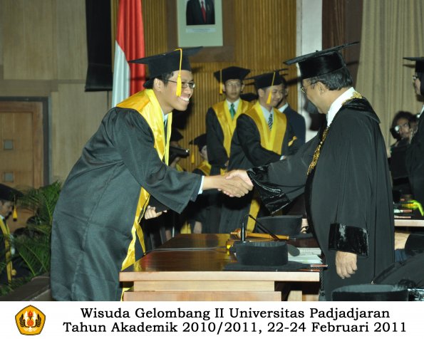 wisuda-fakultas-ekonomi-s2-profesi-s1-d3-oleh-rektor-114