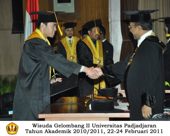 wisuda-fakultas-ekonomi-s2-profesi-s1-d3-oleh-rektor-123